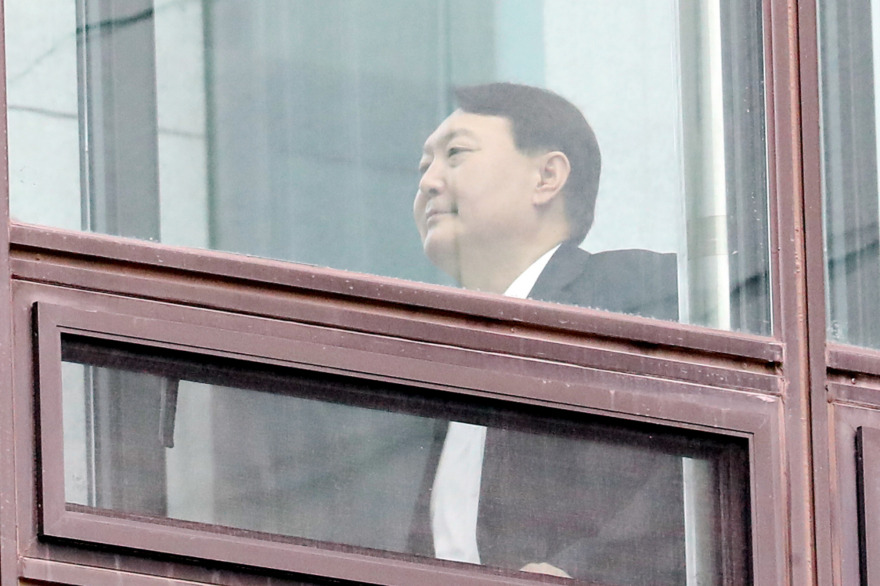 윤석열 검찰총장이 9일 서울 서초구 대검찰청에서 점심 식사를 위해 식당이 위치한 별관으로 이동하고 있다. 연합뉴스