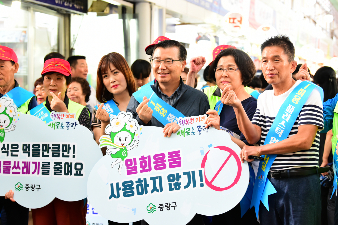 망우동 우림골목시장을 찾아 ‘플라스틱 없는 추석명절 보내기’캠페인을 벌이고 있는 류경기 중랑구청장과 환경단체 회원들의 모습. [중랑구 제공]