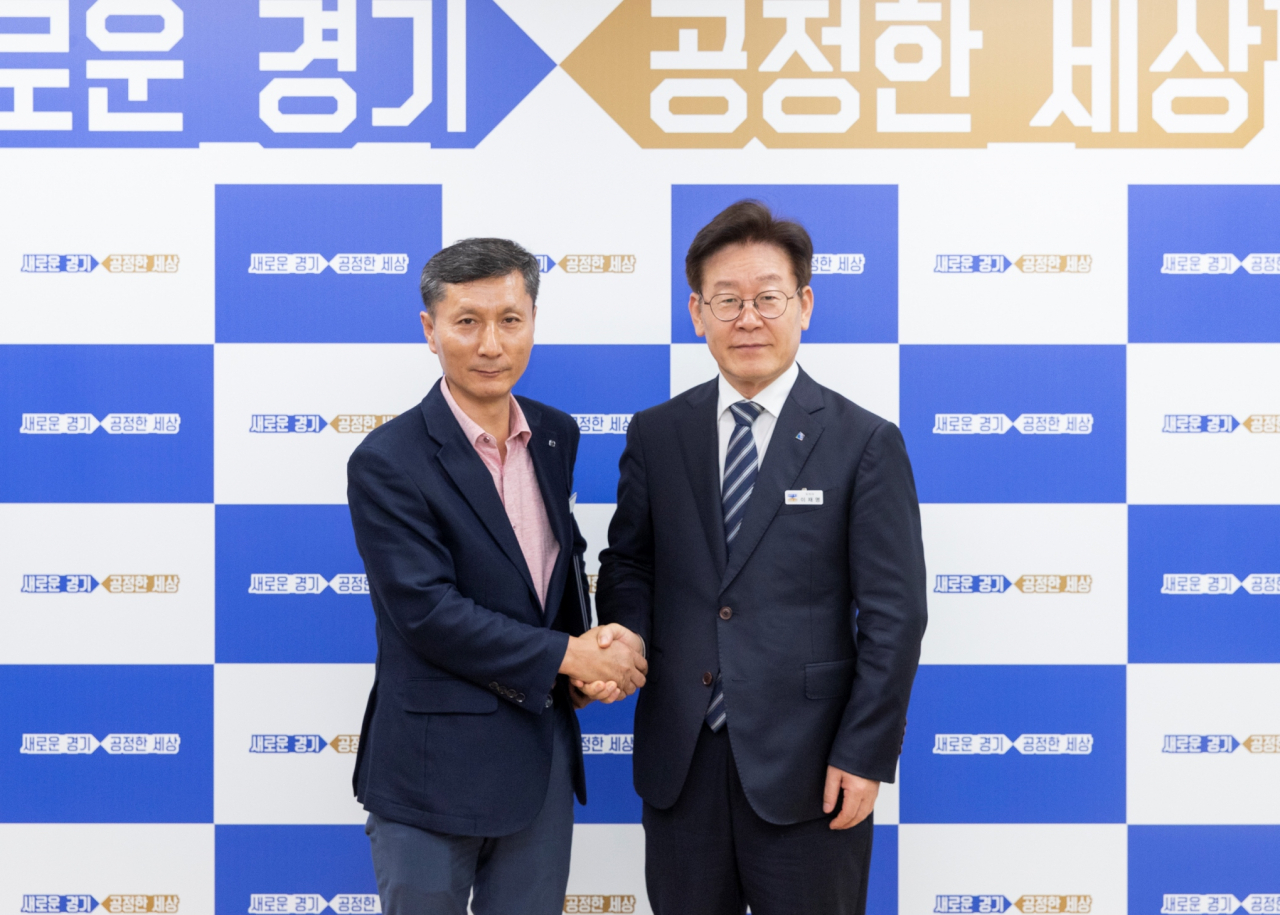 방기홍 이사장)왼쪽)