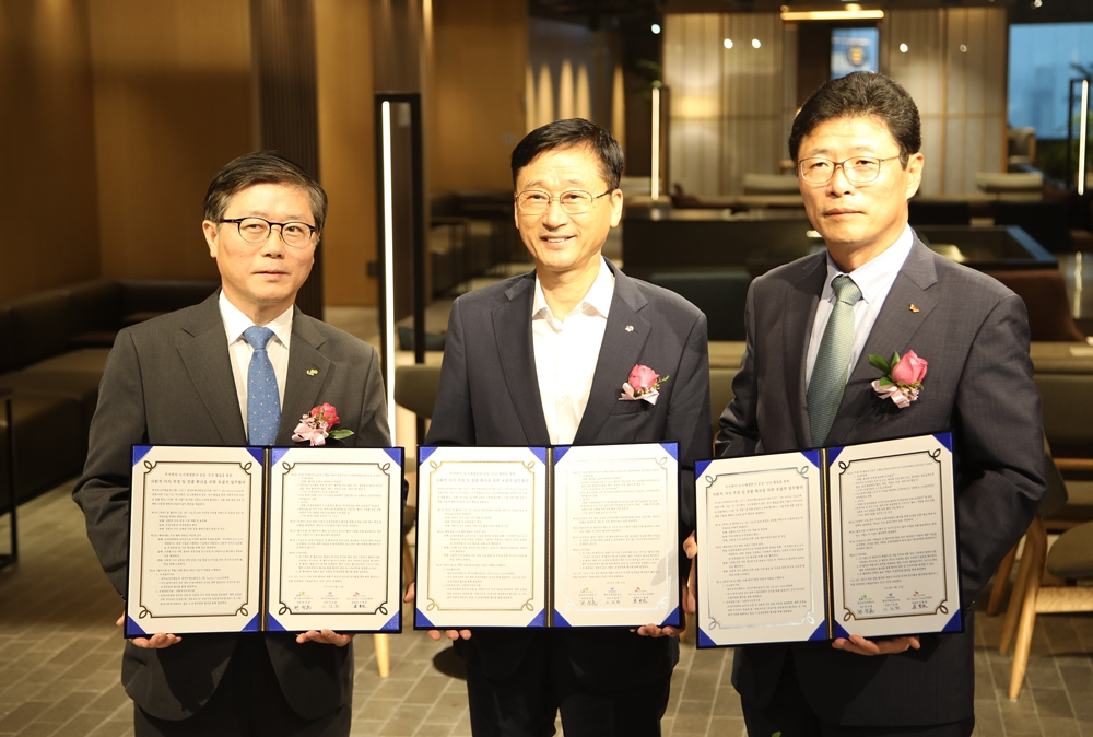 한국주택금융공사는 서울 종로구 SK서린빌딩에서 한국토지주택공사(LH), SK수펙스추구협의회 SV위원회와 ‘사회적 가치 측정 및 창출 확산을 위한 포괄적 업무협약’을 10일 체결했다. 이정환 주택금융공사 사장(가운데)이 변창흠 한국토지주택공사 사장(왼쪽), 이형희 SK수펙스추구협의회 SV위원회 위원장(오른쪽)과 협약체결 후 기념촬영을 하고 있다.