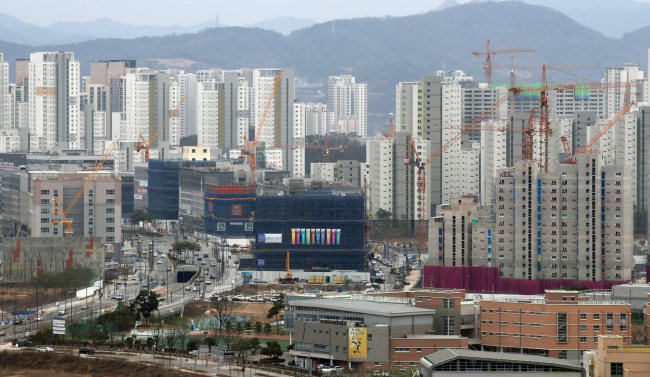 지난해 기준 부동산간접투자 시장에서 사모형 규모가 155조8000억원인데 반해 공모형은 6조원 수준에 그쳤다. 이에 따라 정부는 경제 활성화 및 국민의 소득증대를 위한 ‘공모형 부동산간접투자 활성화’ 방안을 11일 내놨다. [연합뉴스]