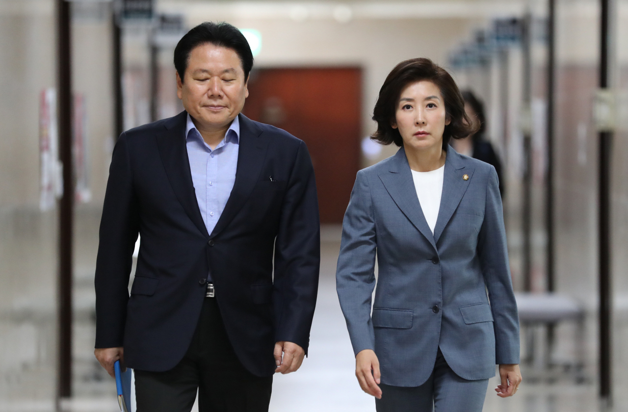 자유한국당 나경원 원내대표가 11일 오전 국회에서 열린 원내대표·중진의원 회의에 들어서고 있다. 연합뉴스