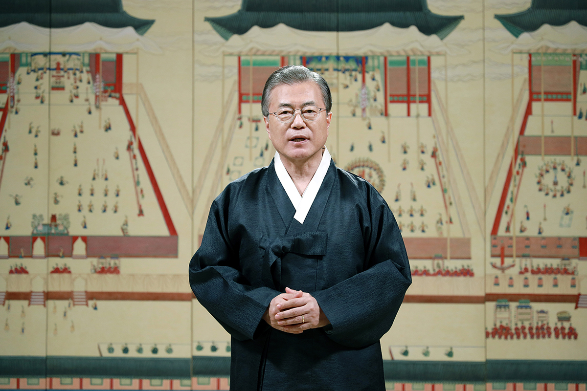문재인 대통령이 지난 10일 청와대 본관에서 추석 명절 인사를 전하고 있다. [사진제공=청와대]