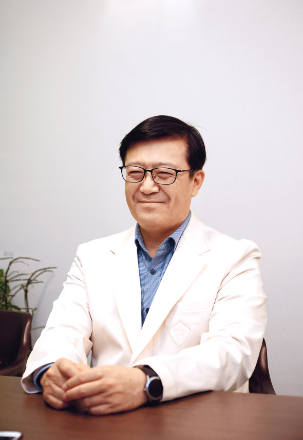 국내 비만치료 전문가인 강재헌 강북삼성병원 가정의학과 교수, 강 교수는 한국 사회의 비만 증가를 우려하면서 “비만은 각종 만성질환의 원인”이라고 강조했다.