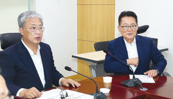 대안정치연대 유성엽 대표(왼쪽)와 박지원 의원이 9일 오전 국회 의원회관에서 열린 국회의원·창당준비기획단 연석회의에 참석해 자리하고 있다. [연합]