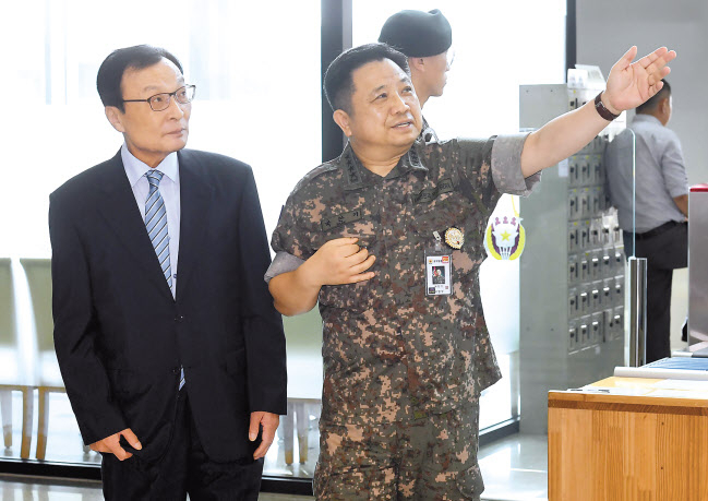 이해찬 더불어민주당 대표가 10일 서울 용산구 합동참모본부를 방문해 박한기 합참의장으로부터 설명을 듣고 있다. [연합]