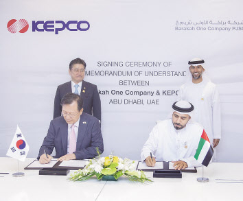 김종갑(앞줄 왼쪽) 한국전력공사 사장이 10일(현지시각) 아랍에미리트(UAE) 아부다비에서 UAE 원전사업법인과 제3국 원전 공동진출 협력을 위한 양해각서를 체결하고 있다. ［한국전력공사 제공］