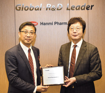 한미약품 권세창(오른쪽) 사장과 클래리베이트 데이비드 리우 APAC 총괄 부사장이 6일 진행된 트로피 수여식에서 기념촬영을 하고 있다.
