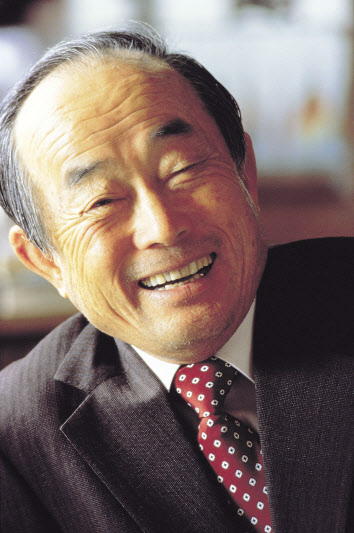 제약 생산 현장 점검하는 고 이종근 회장.