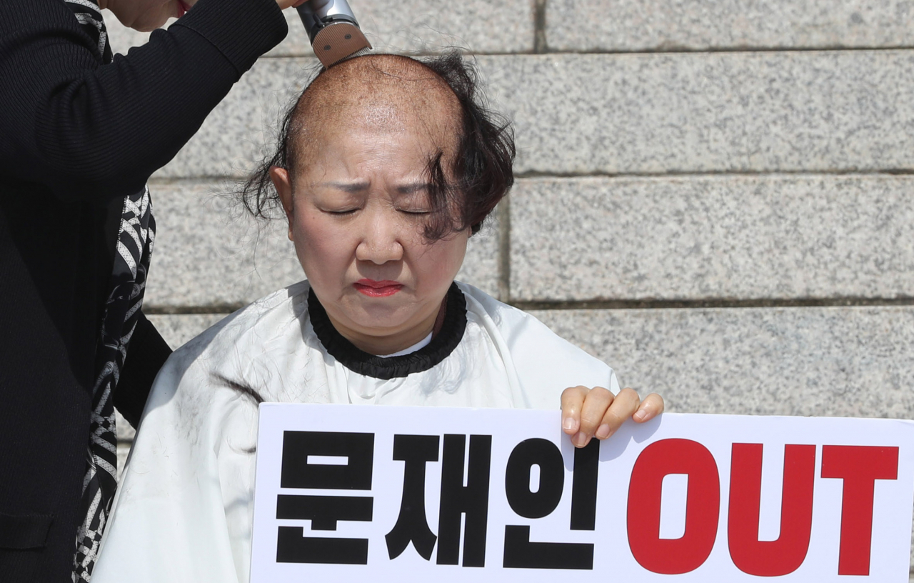 자유한국당 박인숙 의원이 11일 오전 국회 본청 앞 계단에서 조국 법무부 장관 해임을 요구하며 삭발하고 있는 모습. [연합]