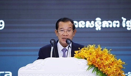 훈센 캄보디아 총리의 온라인 도박 금지령에 따라 체류 중이던 중국인 1만여 명이 썰물처럼 빠져 나갔다고 현지 언론이 11일 전했다. [연합]