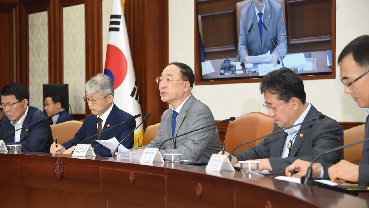 추석 연휴 이후에도 우리경제는 저성장·저물가·저금리가 지속되는 신3저 기조에서 벗어나기 힘들 전망이다. 홍남기 부총리 겸 기획재정부 장관이 지난 11일 정부서울청사에서 경제활력대책회의를 주재하고 있다. [기획재정부 제공]