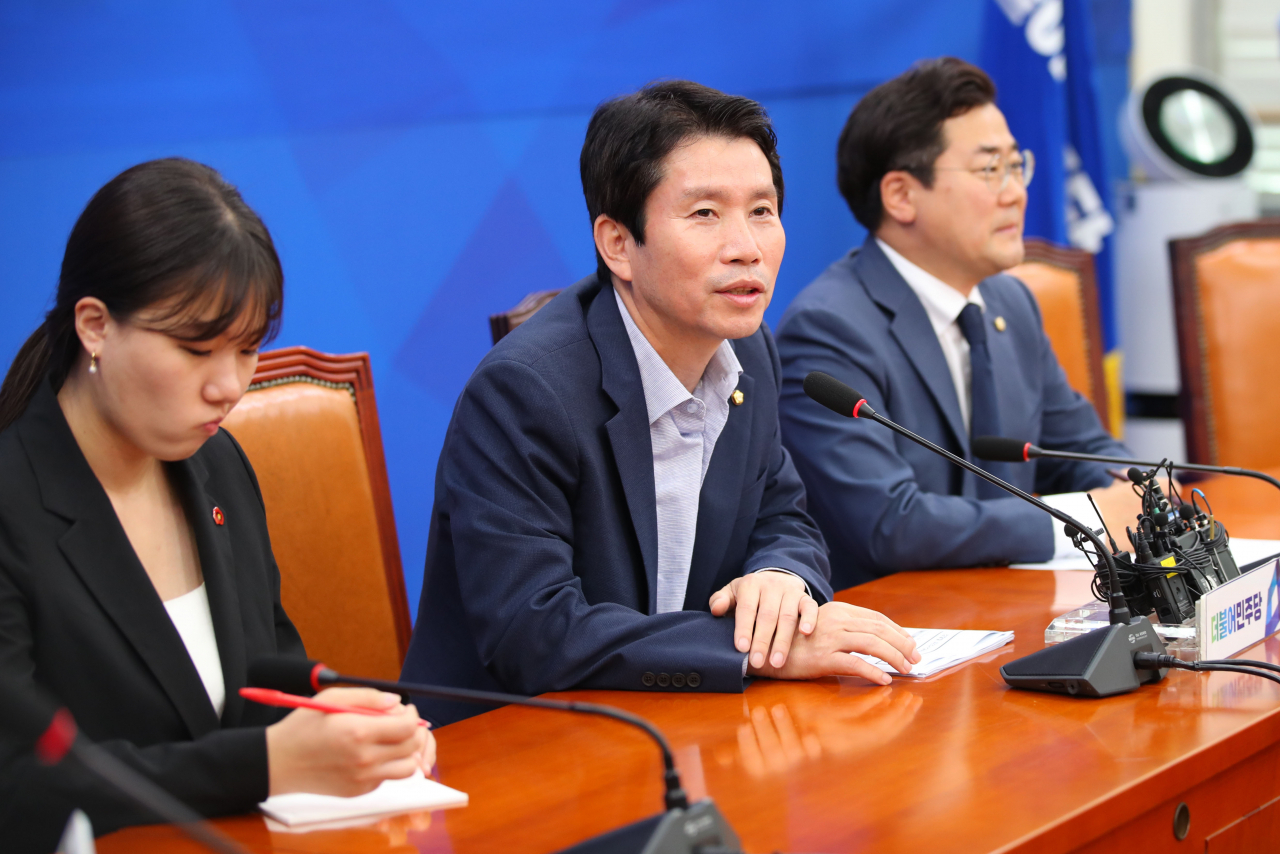 더불어민주당 이인영 원내대표가 11일 여의도 국회에서 열린 현안 관련 기자간담회에서 발언하고 있다. [연합]