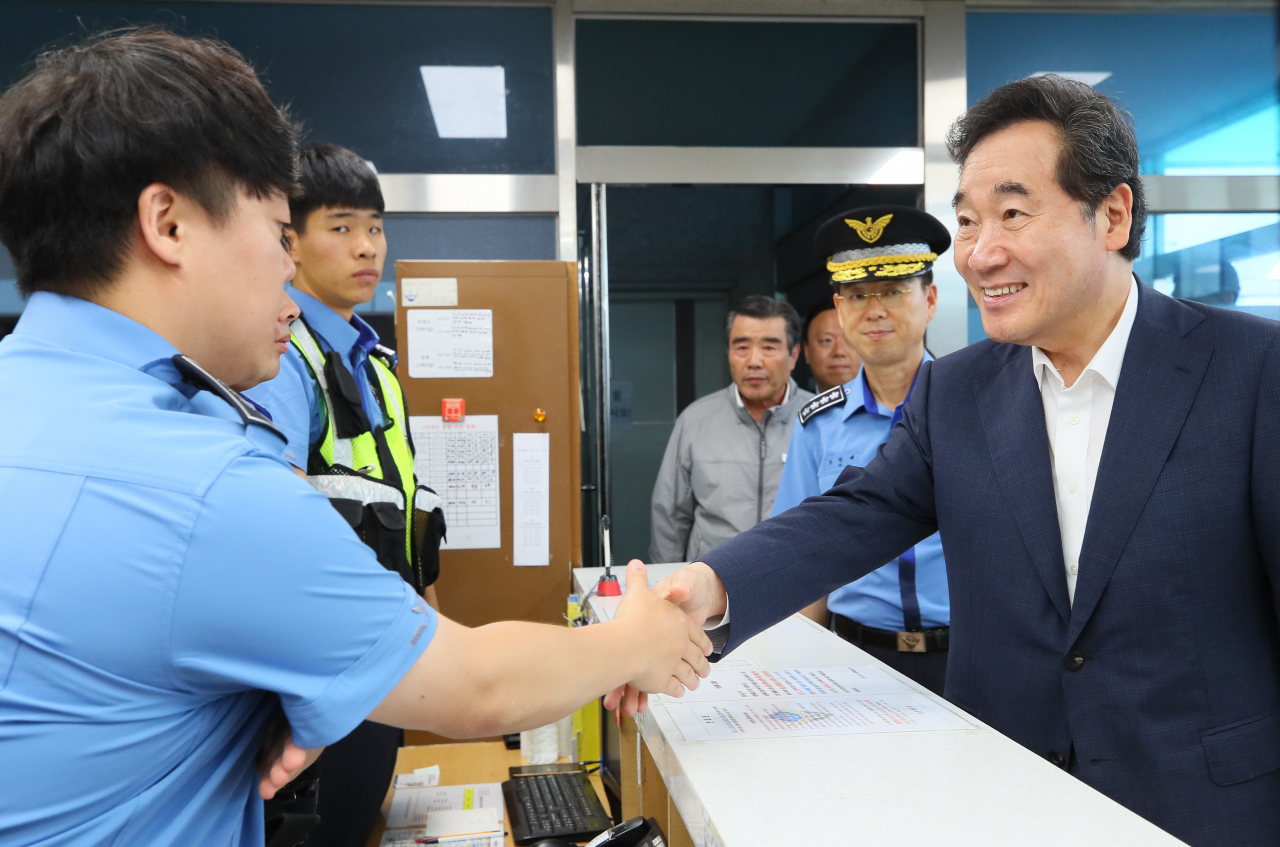 추석 명절을 앞두고 안전대책 현장 점검에 나선 이낙연 국무총리가 11일 충남 보령시 보령해양경찰서 대천파출소에서 해양경찰대원들을 격려하고 있다. ［연합］