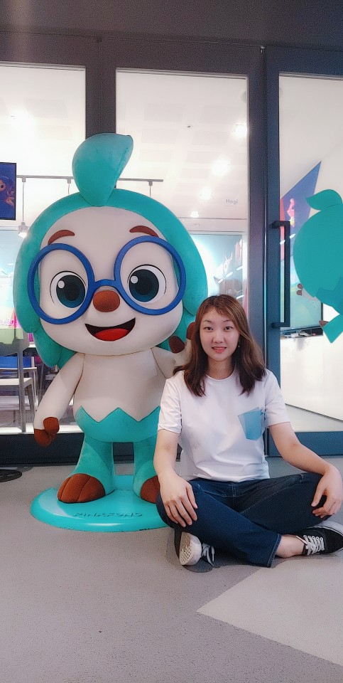 이현송 스마트스터디벤처스 대표가 스마트스터디의 고슴도치 캐릭터 ‘호기’와 함께 포즈를 취했다. 도현정 기자