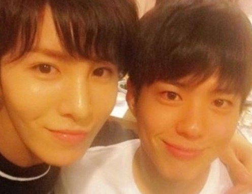 사슴미모의 박보검(오른쪽)과 투샷에서도 밀리지 않는 마스크의 노민우 [온라인커뮤니티 캡처]
