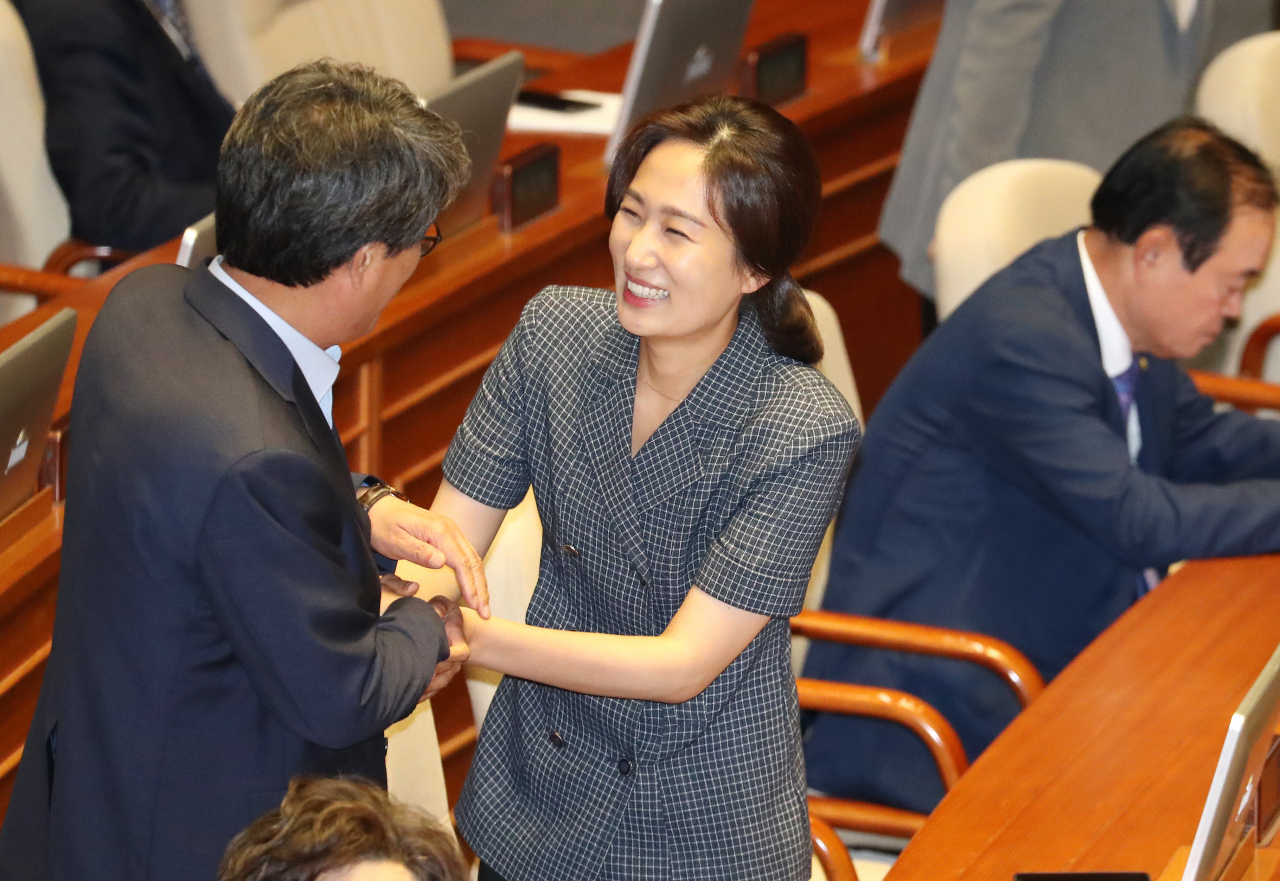 김수민 바른미래당 의원이 국회 본회의장에서 밝은 표정으로 의원들과 인사하고 있다. 연합뉴스