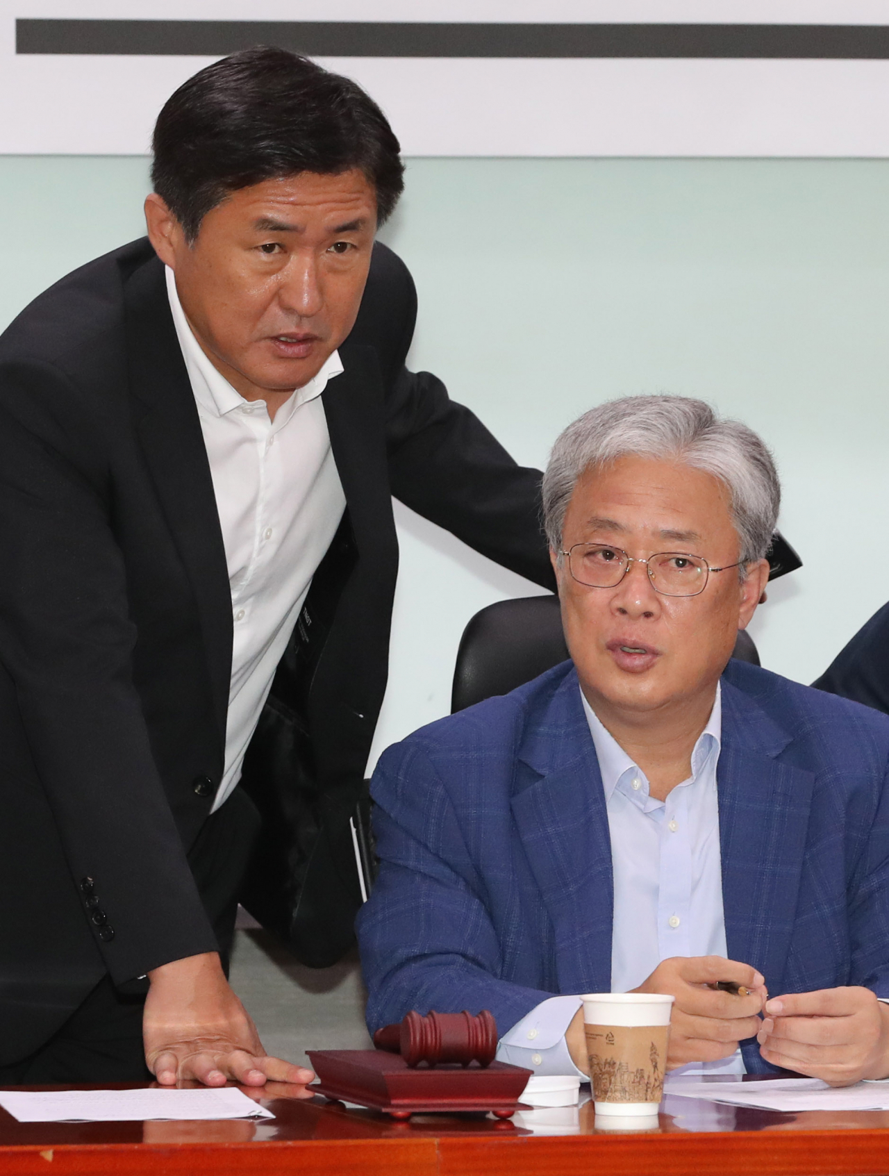 대안정치 유성엽 대표가 26일 오전 국회 의원회관에서 열린 제1차 국회의원·창당준비기획단 연석회의에서 김정현 대변인과 이야기하고 있다. 연합뉴스