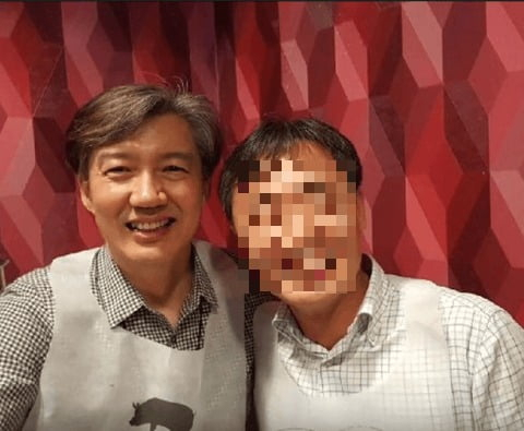 조국과 버닝썬에 연루됐던 A 총경이 함께 다정하게 찍은 사진 [온라인커뮤니티 캡처]