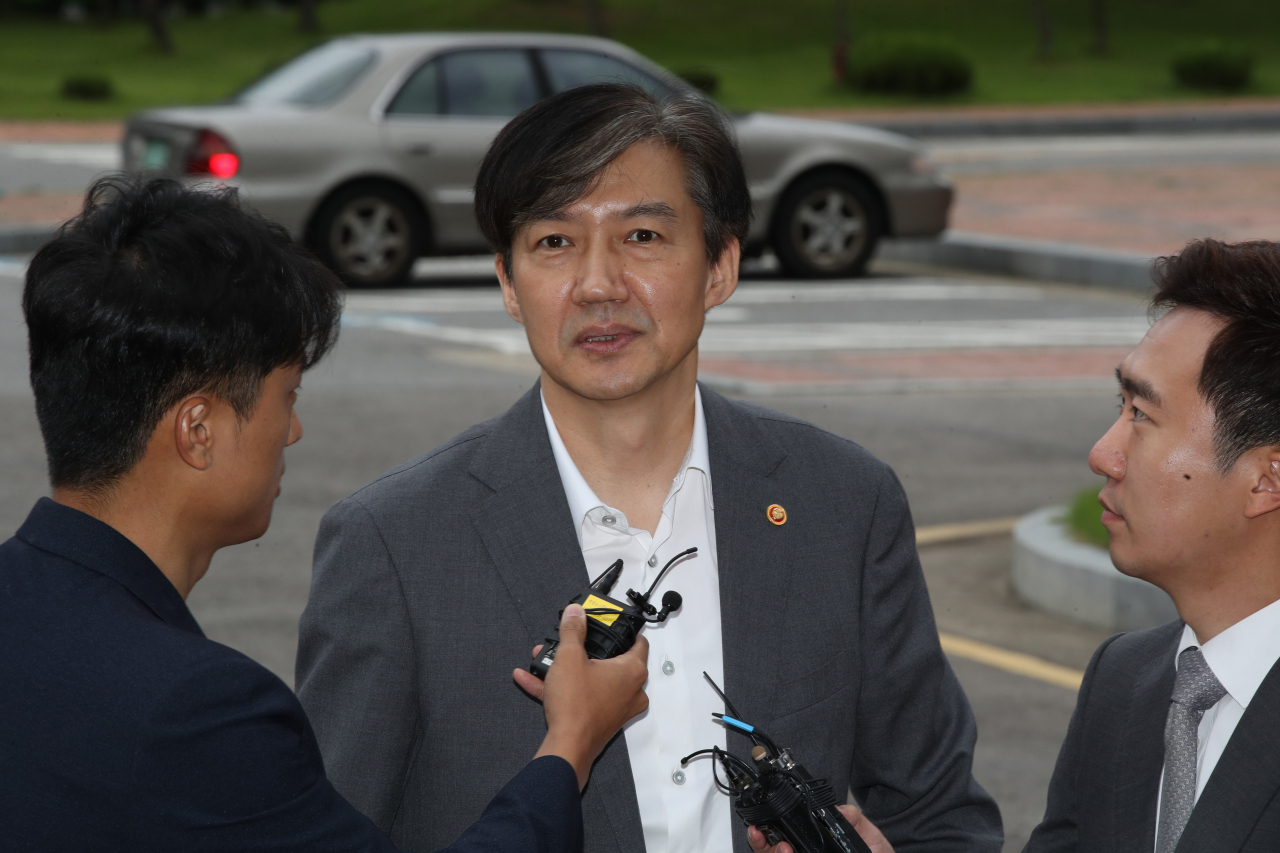 조국 법무부 장관이 12일 오전 서울 위치추적중앙관제센터를 방문하던 중 취재진의 질문을 받고 있다. 연합뉴스