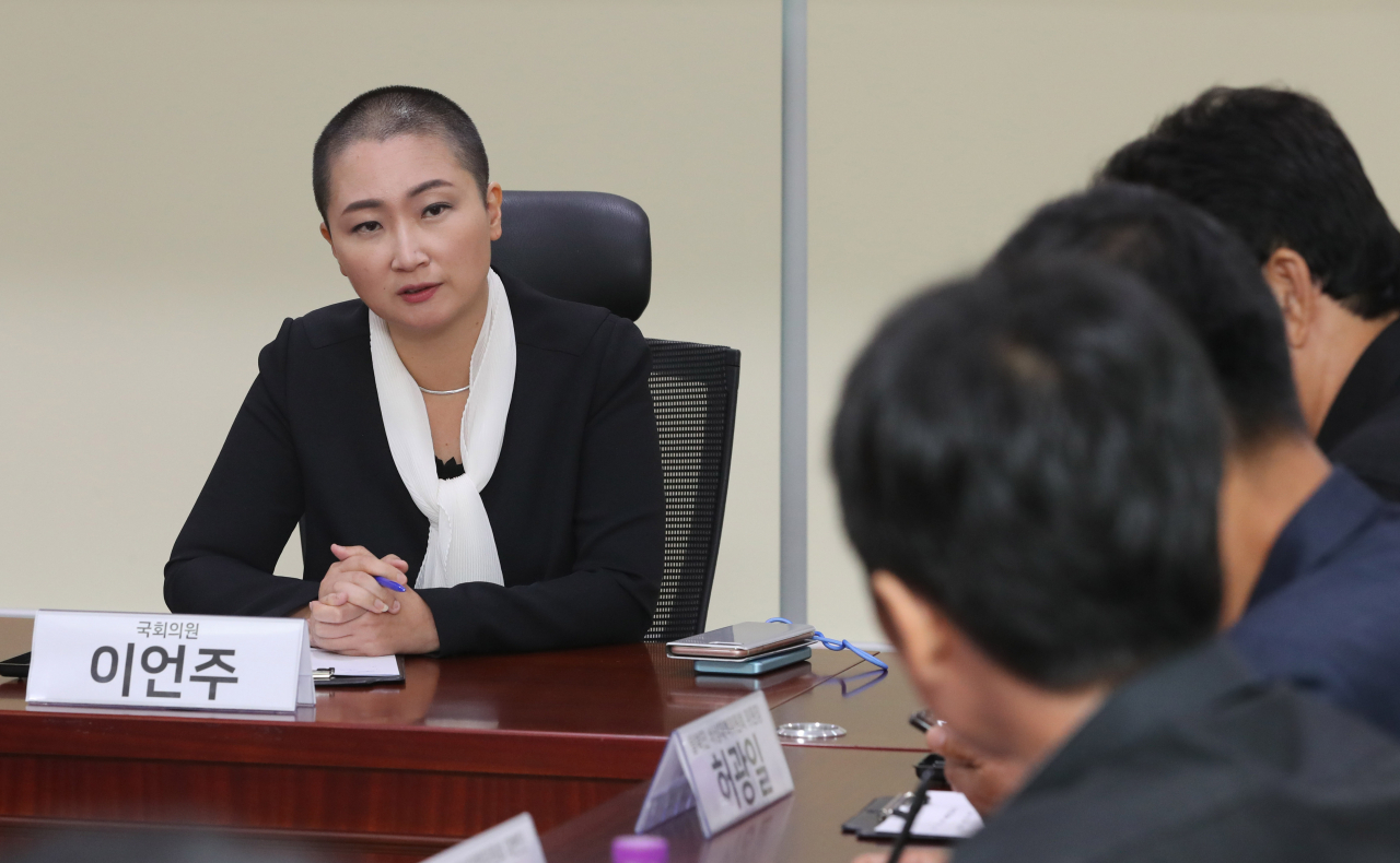 무소속 이언주 의원이 10일 오후 국회 의원회관에서 열린 탈북모자 아사사건 관련기관 간담회에서 발언하고 있다. 연합뉴스