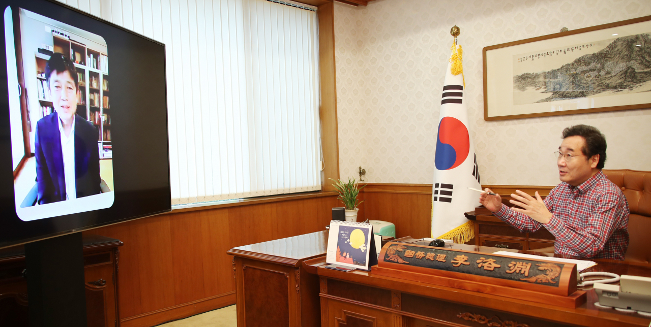 이낙연 국무총리가 추석 연휴 첫날인 12일 서울 삼청동 총리 공관에서 이철수 씨에스캠 대표이사와 화상전화 통화를 하고 있다.［연합］