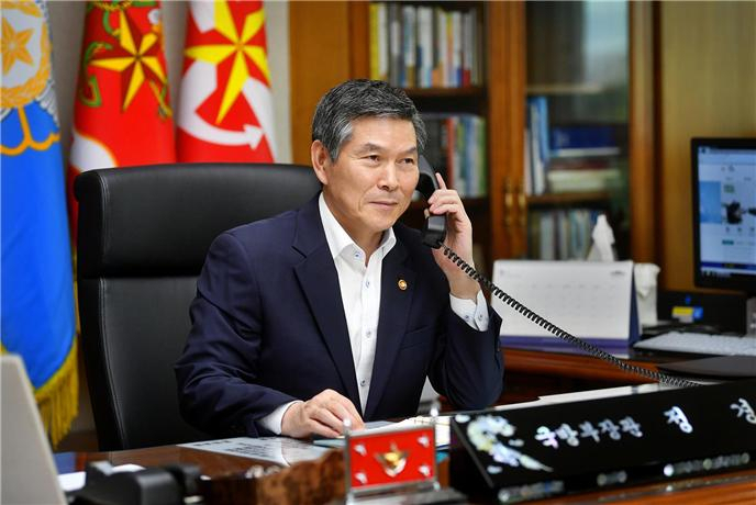 정경두 국방장관이 13일 추석명절을 맞아 육해공군 및 해병대 현행작전부대장들에게 격려전화를 하고 있다. [사진=국방부 제공]