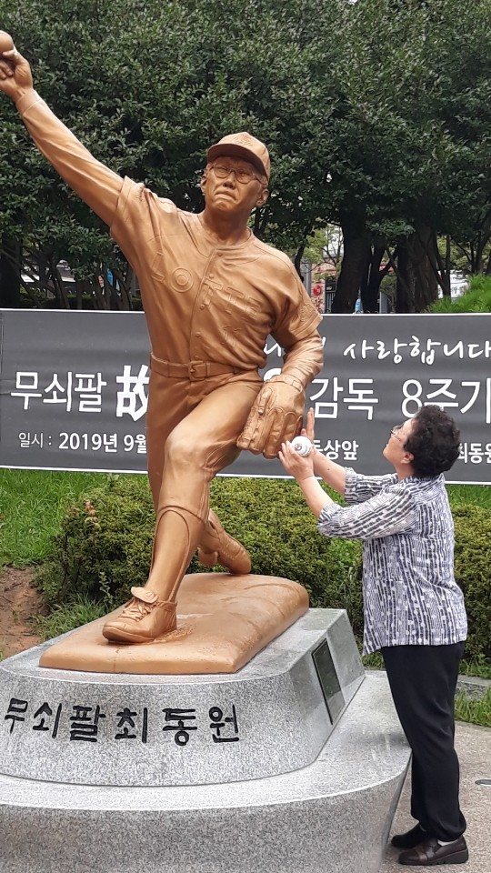 고(故) 최동원 선수 어머니 김정자 여사가 11일 고인의 동상을 쓰다듬고 있다. 이날 사단법인 최동원 기념사업회와 장년 팬 10명은 고인의 동상을 깨끗이 청소했다.[연합]