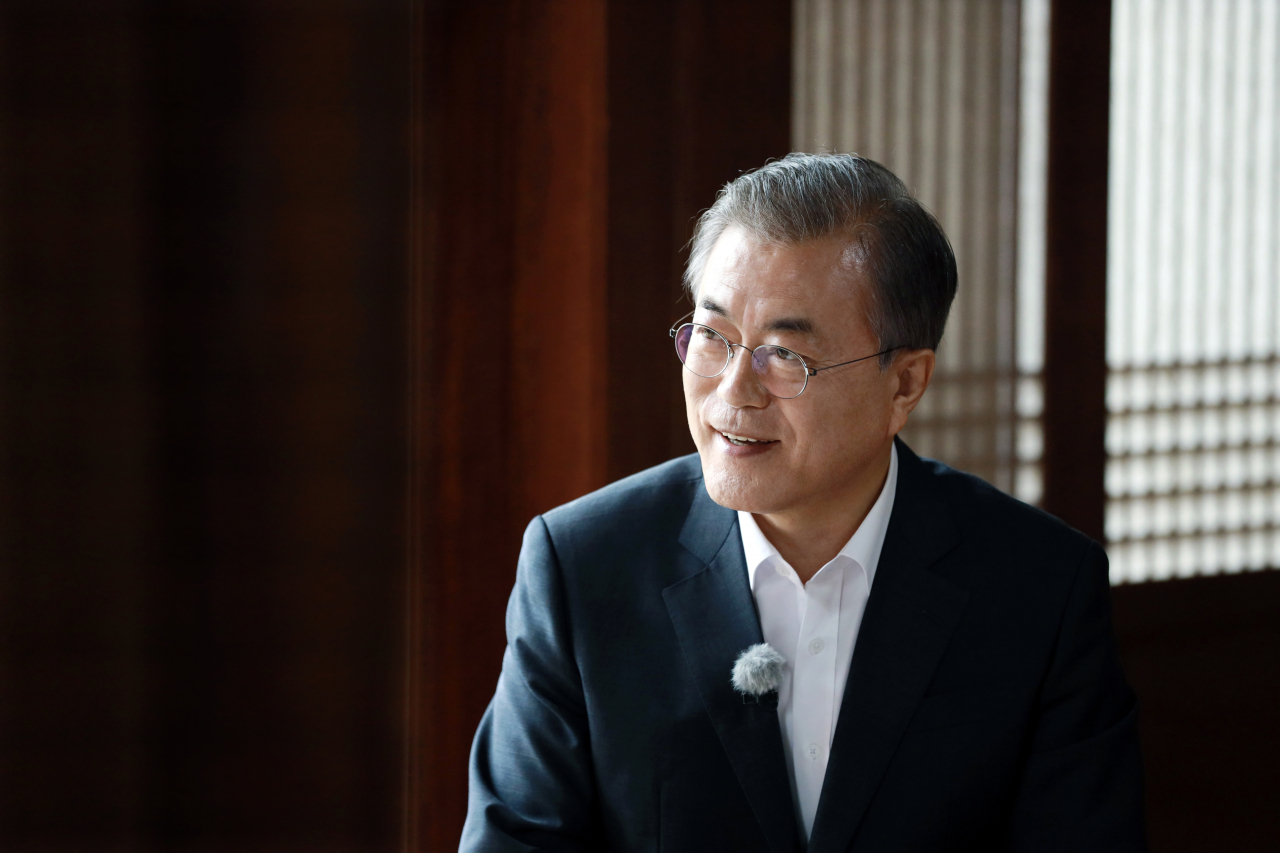 문재인 대통령이 지난 8월 29일 청와대 상춘재에서 KBS ‘추석특별기획 2019 만남의 강은 흐른다’에 출연해 이산가족의 기억에 대해 인터뷰를 하고 있다. 연합뉴스