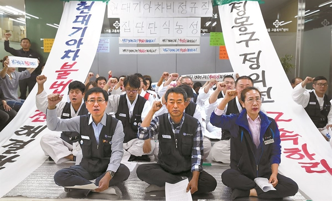 지난해 9월 서울고용노동청 현대·기아차 단식농성장에서 열린 '현대·기아자동차 비정규직 노동자 입장발표 기자회견'에서 참석자들이 정부에 직접고용 명령 및 현대기아차의 불법파견 처벌 등을 촉구하는 구호를 외치고 있다. [사진=연합뉴스]