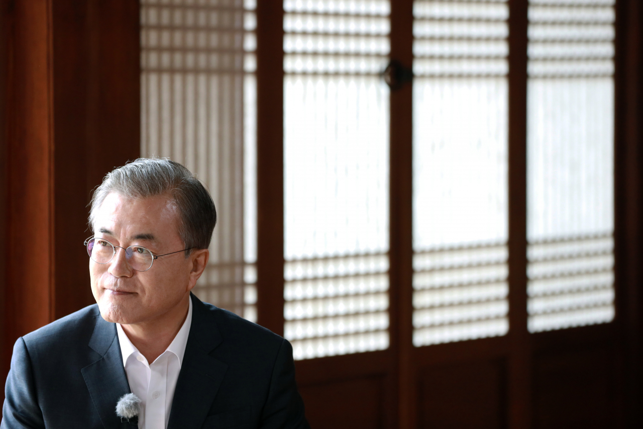 문재인 대통령이 지난 8월 29일 청와대 상춘재에서 KBS ‘추석특별기획 2019 만남의 강은 흐른다’에 출연해 이산가족의 기억에 대해 인터뷰를 하고 있다. [연합뉴스]