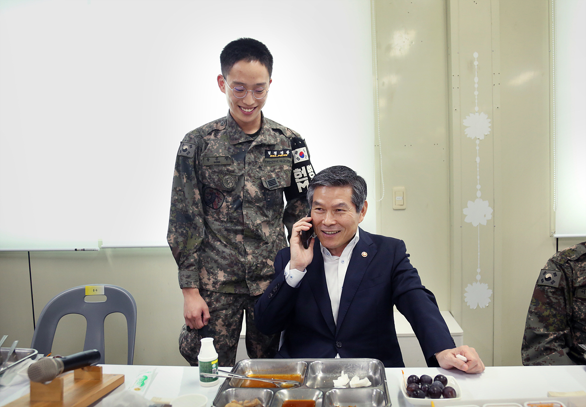 정경두 국방부장관이 12일 서부전선 최전방 GOP 부대를 찾아 추석 연휴에도 가족들과 함께하지 못하고 임무수행 중인 장병들을 격려하며 점심식사를 하던 중 송유성 병장의 어머니와 전화통화를 하고 있다. 정 장관은 송 병장 어머니에게 군 복무 중인 아들에 대한 안부를 전하며 감사인사를 했다. [연합]