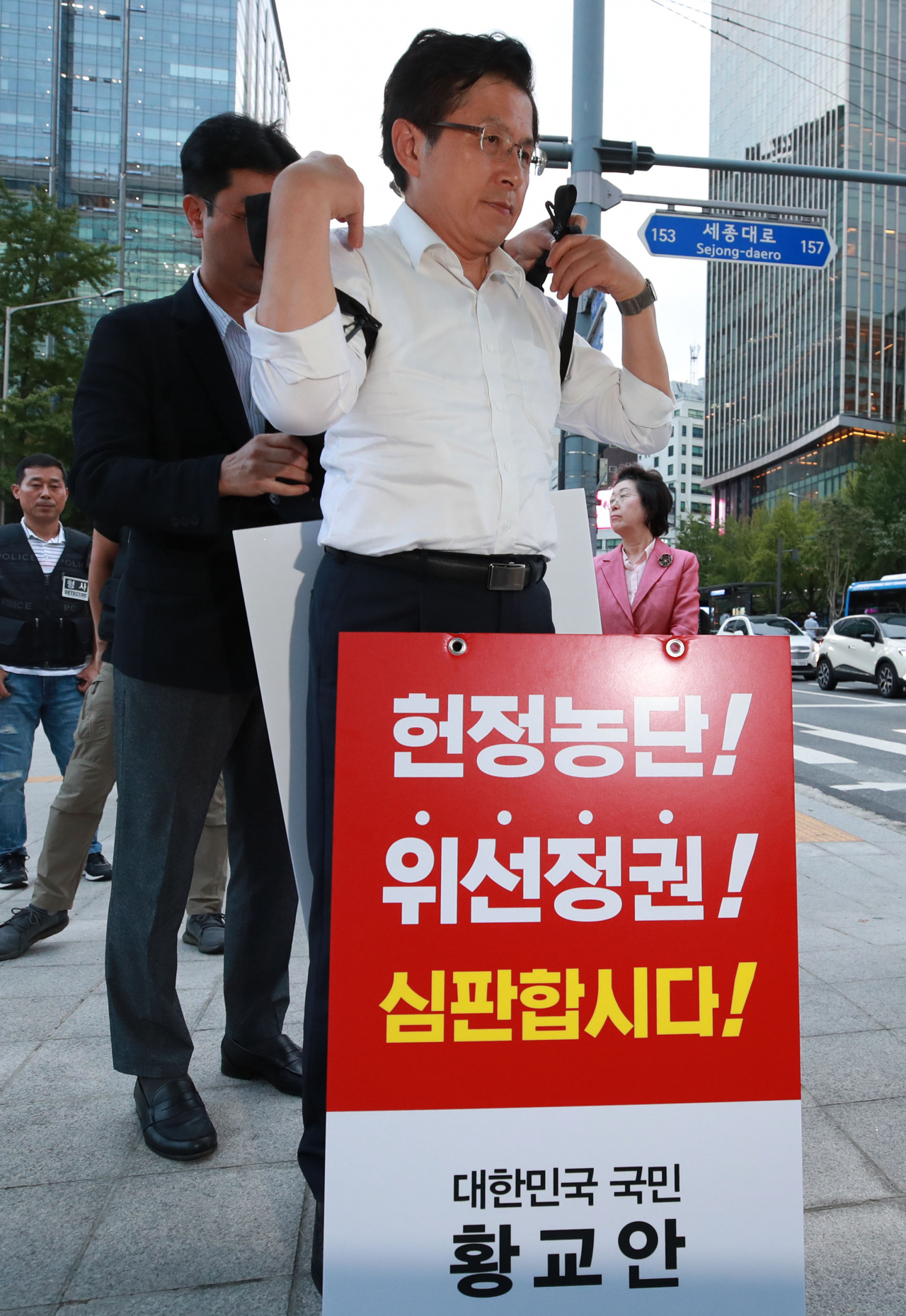 자유한국당 황교안 대표가 지난 11일 오후 서울 광화문광장 앞 세종대로 사거리에서 조국 법무부 장관 임명 철회 1인 시위를 하고 있다. [연합]