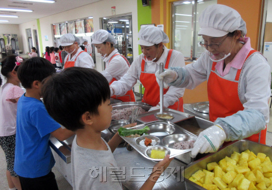 학교급식 모습 [헤럴드경제DB]