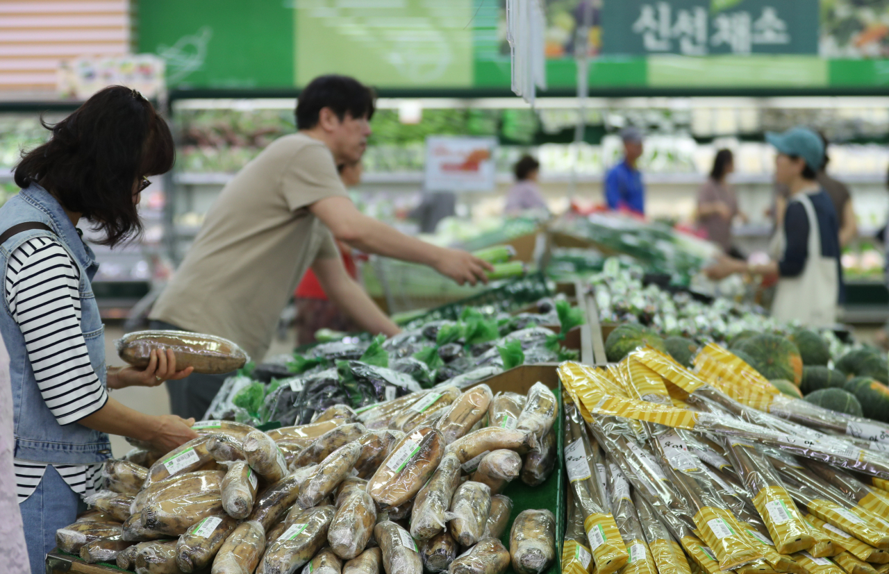 세계경기가 빠르게 둔화되고 있는 가운데, 국내에선 8월 소비자물가 상승률이 전년 동기 대비로 지금껏 가장 낮은 0.0%를 기록하는 등 'R의 공포'도 커지고 있다. 사진은 지난 3일 오후 서울 시내의 한 마트에서 시민들이 채소를 고르는 모습. [연합뉴스 제공]
