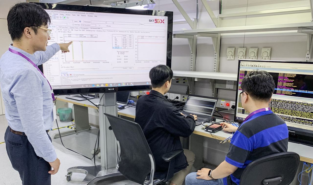 SK텔레콤 직원들이 '5G SA' 데이터 통신을 진행하고 있다. [SK텔레콤 제공]