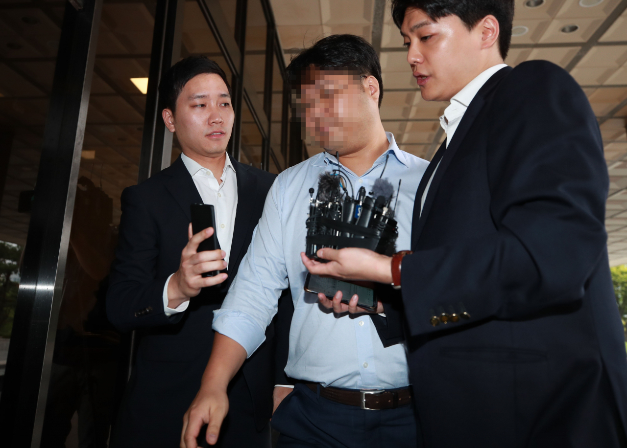 조국 법무부 장관 가족이 투자한 사모펀드 운용사인 코링크프라이빗에쿼티(코링크) 이모 대표가 조사를 받기 위해 14일 오후 서울 중앙지검으로 향하고 있다. [연합뉴스 제공]