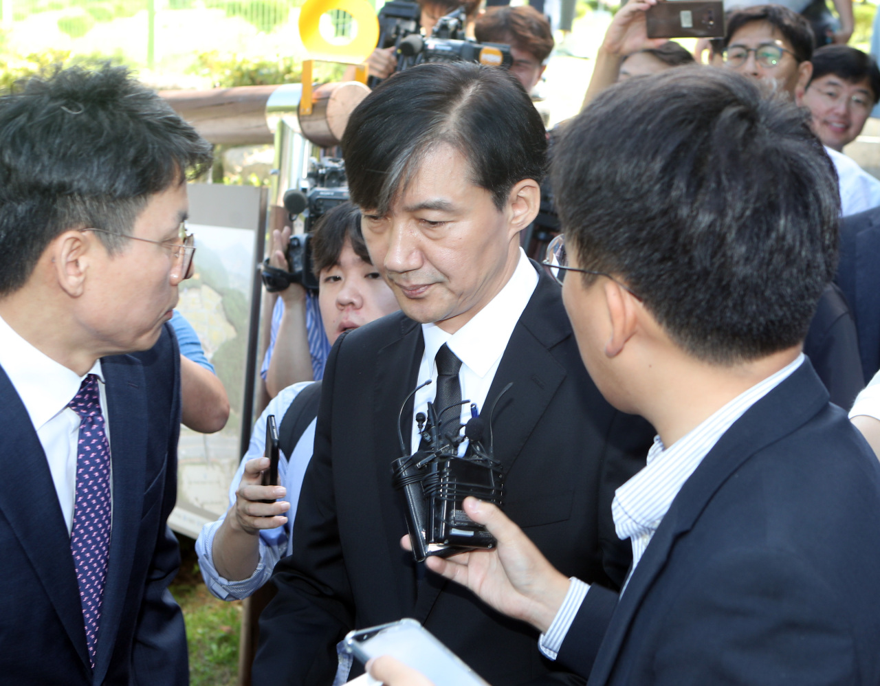 Cho Kuk responds to reporters Saturday. (Yonhap)