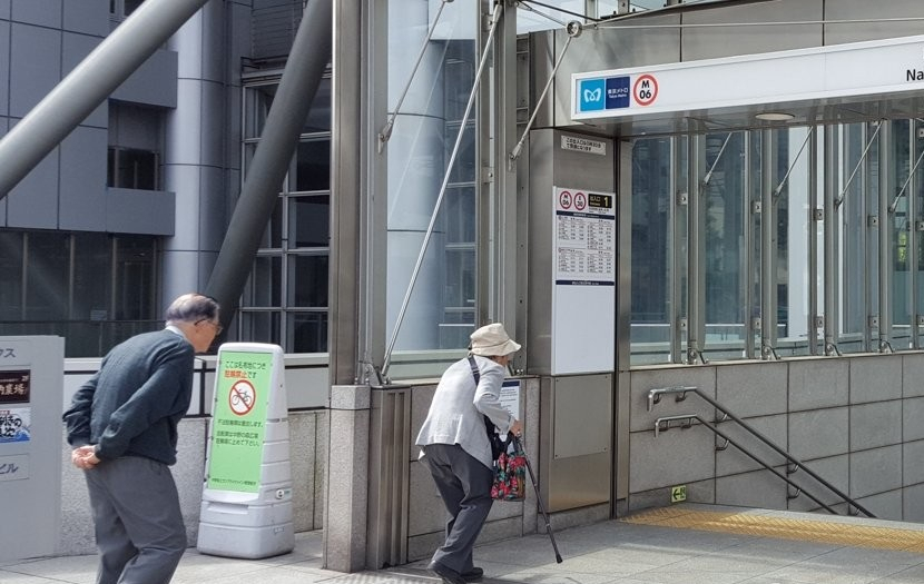 일본 도쿄도(東京都) 나카노(中野)구에서 노인들이 지하철을 타기 위해 계단 쪽으로 내려가는 모습 [연합]