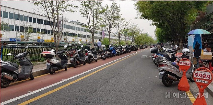 청계천변에 오토바이들이 자전거전용도로를 침범해 즐비하게 주차돼 있다. [서울시 제공]