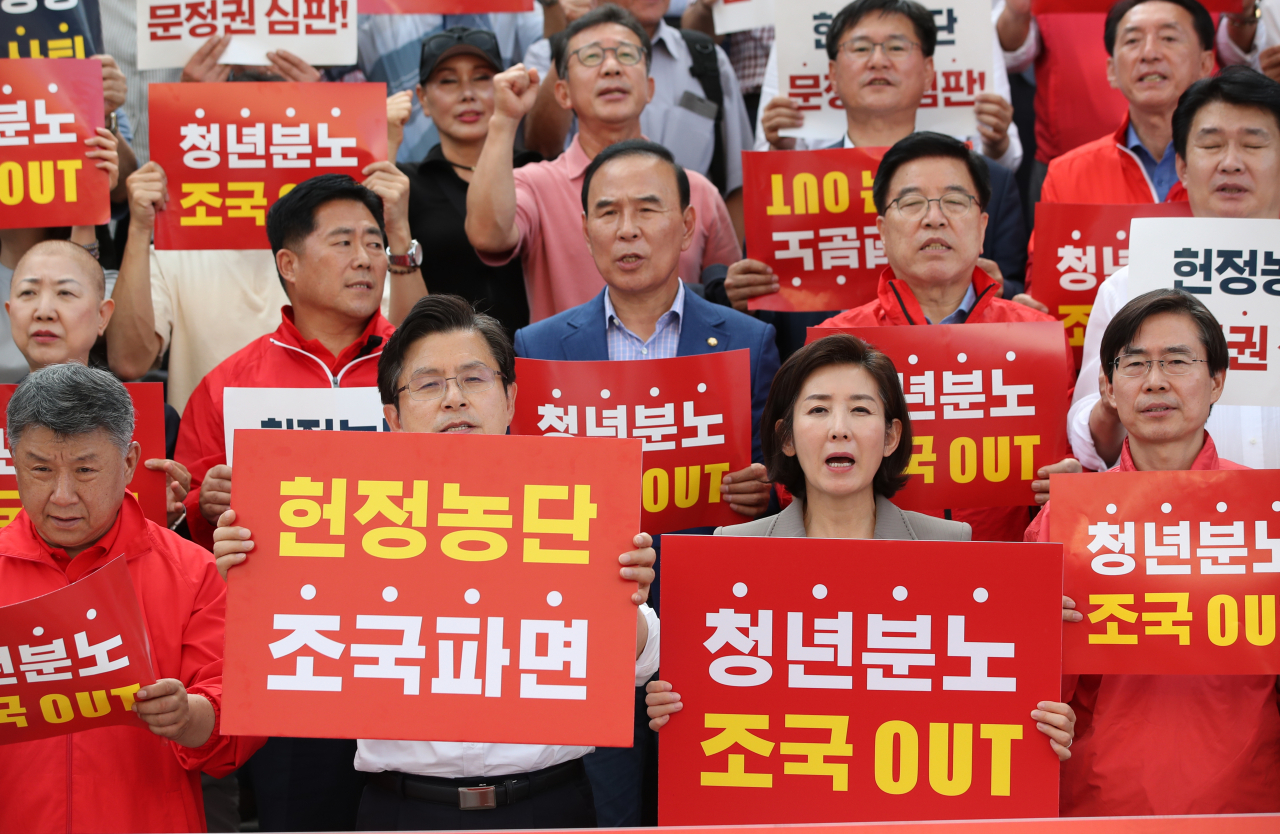 황교안 자유한국당 대표와 나경원 원내대표 등이 지난 15일 오후 서울 광화문광장에서 열린 ‘헌정 유린, 위선자 조국 사퇴 국민 서명운동 광화문 본부’ 개소식 및 정당연설회에서 조국 법무부 장관의 사퇴를 촉구하며 구호를 외치고 있다. [연합]