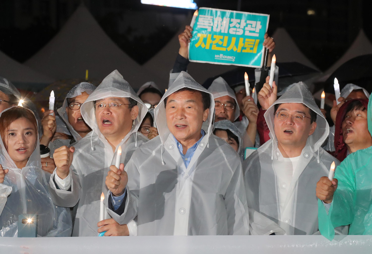 손학규 바른미래당 대표가 지난 12일 저녁 서울 광화문 세종대왕 동상 앞에서 열린 조국 법무부 장관 임명 철회 촉구 촛불집회에서 참석자들과 함께 구호를 외치고 있다. [연합]