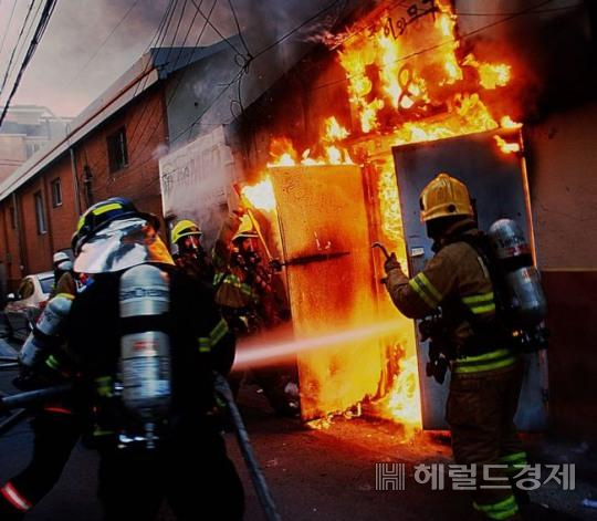 소방공무원은 화재진압 등 에너지 소모가 많은 근무 특성 상 양질의 식단을 제공받아야한다는 지적이 꾸준히 제기돼 왔다. [헤럴드DB]