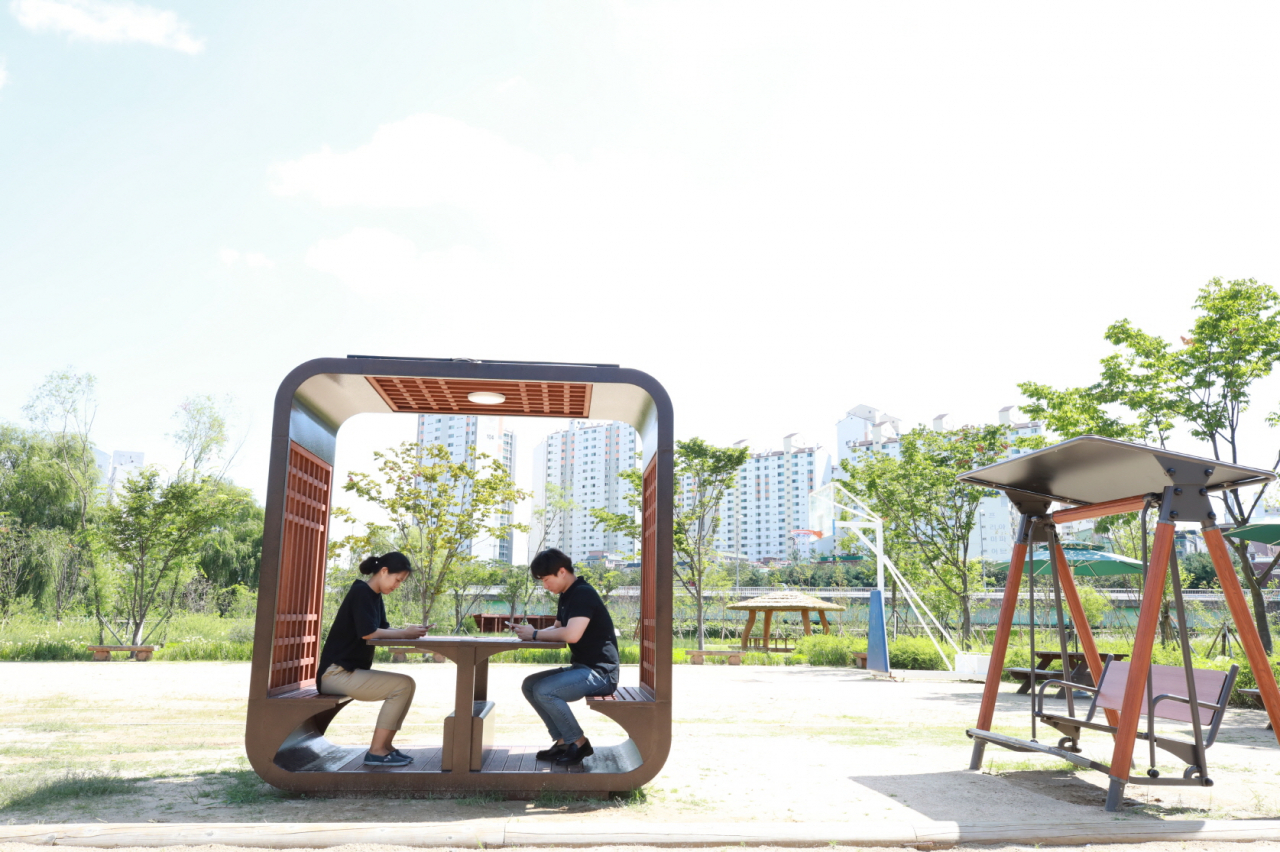 정자 형태의 태양광 스마트 쉼터. 지붕이 태양광 에너지 발전소이면서 그늘막 기능을 한다. [구로구 제공]