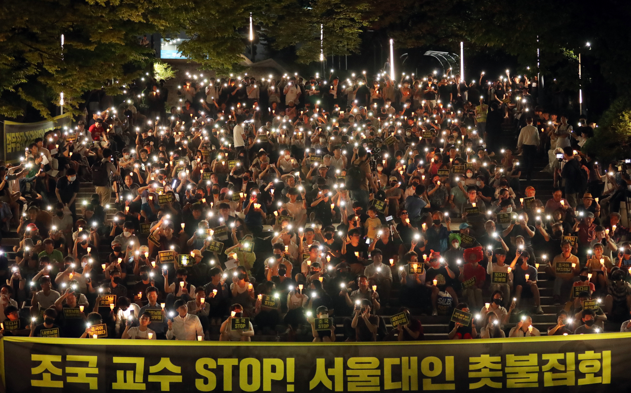 지난달 23일 오후 서울 관악구 서울대학교에서 열린 '조국 교수 stop! 서울대인 촛불집회'에서 학생들이 조국 법무부장관 후보자의 사퇴를 촉구하고 있다. [연합뉴스]
