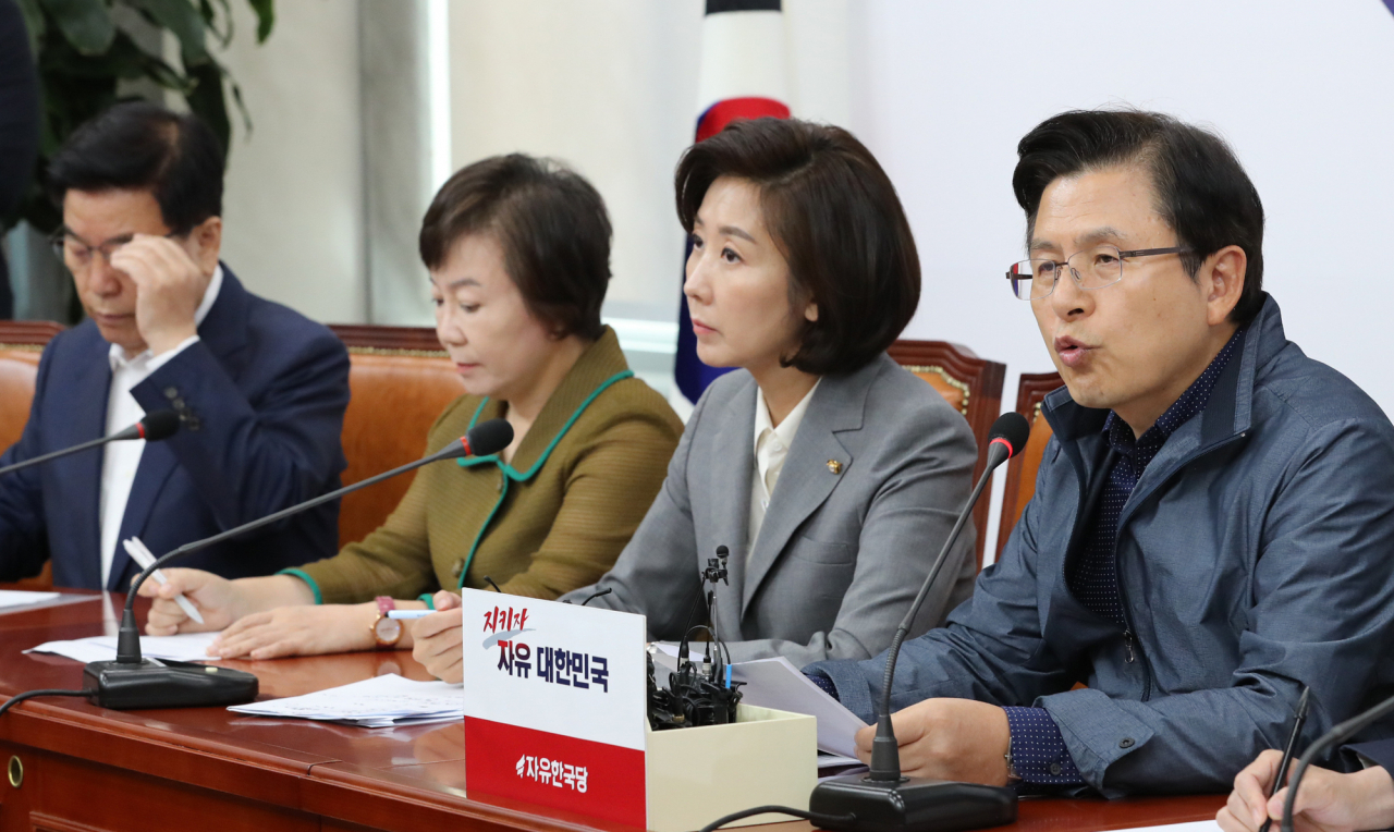 황교안 자유한국당 대표가 16일 국회에서 열린 최고위원회의에서 발언하고 있다. [연합]