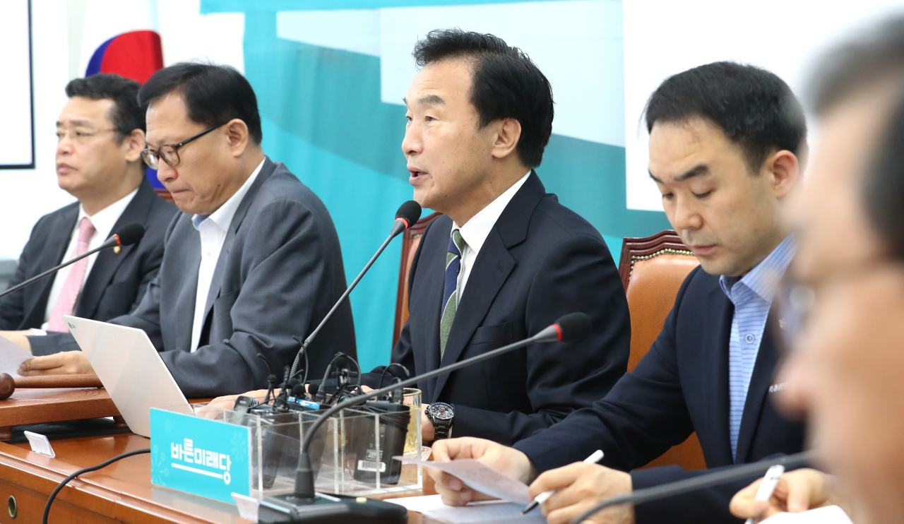 손학규 바른미래당 대표(가운데)가 16일 오전 국회에서 열린 최고위원회의에서 발언하고 있다. [연합]