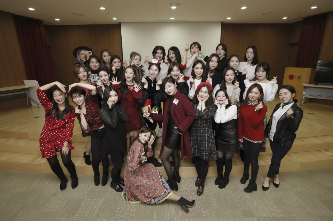 내추럴 뷰티크리에이터 1기 참가자들이 지난해 12월 LG생활건강 본사에서 열린 교육 수료식에 참석해 새로운 출발을 다짐하고 있다. [LG생활건강 제공]