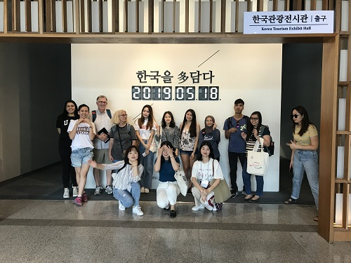 봄에 진행된 '청와대 사랑채 가는 길' 참가자 모습.