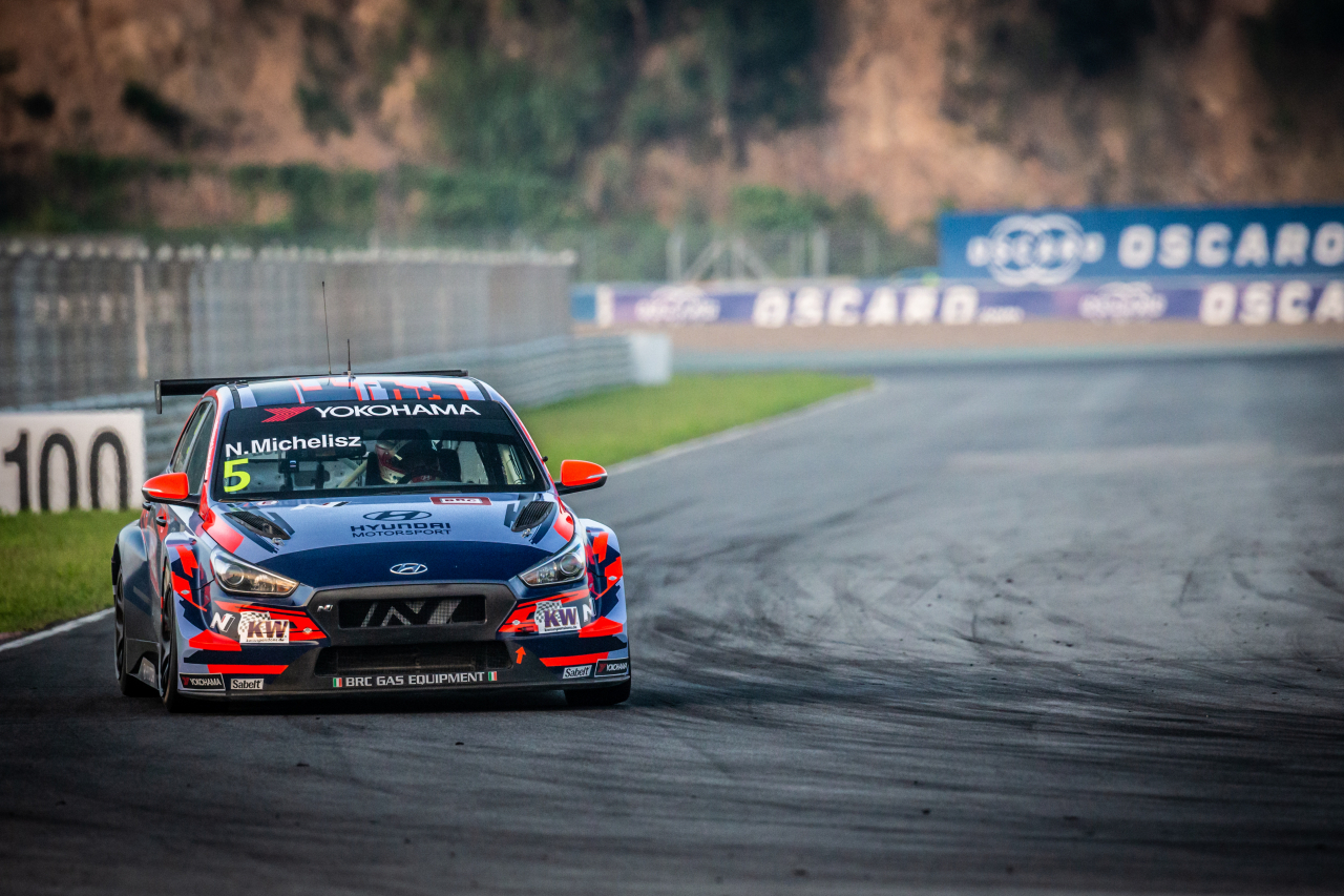 현대차 ‘i30 N TCR’ 경주차가 이달 13일부터 15일까지 중국 닝보 서킷에서 개최된 ‘2019 WTCR’ 두 번째 레이스에서 경주하는 모습. [현대차 제공]